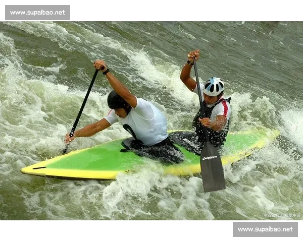 激烈角逐挑战极限 皮划艇比赛掀起水上竞技新风潮